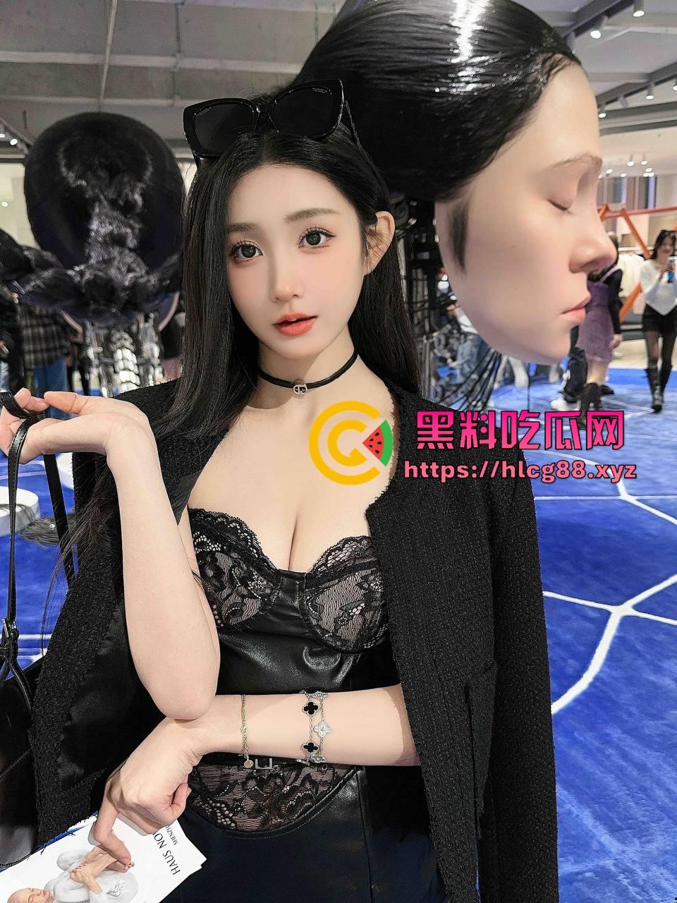 深圳外围天花板，福田02年『王微微』平面模特全国可飞，长腿C奶主动掰逼让检查，异形级骚穴重口慎入！-5