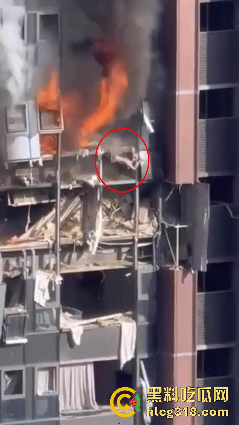 炸裂年轻夫妻吵架，小仙女直接点燃天然气，房屋爆炸大火肆虐，人直接从家里飞出去了！-2