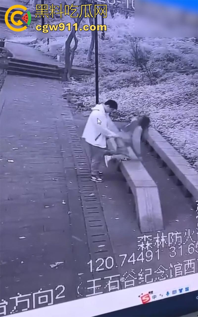 户外野战竟被森林监控拍下，常熟虞山森林防火指挥中心，大屏上演活春宫，这偷情真会找地方啊！-6