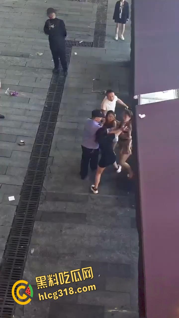 精神小妹街头撕逼大战，现场大奶子都打的一甩一甩的露出来了，毫不在意继续干瓜友们爱看！-1