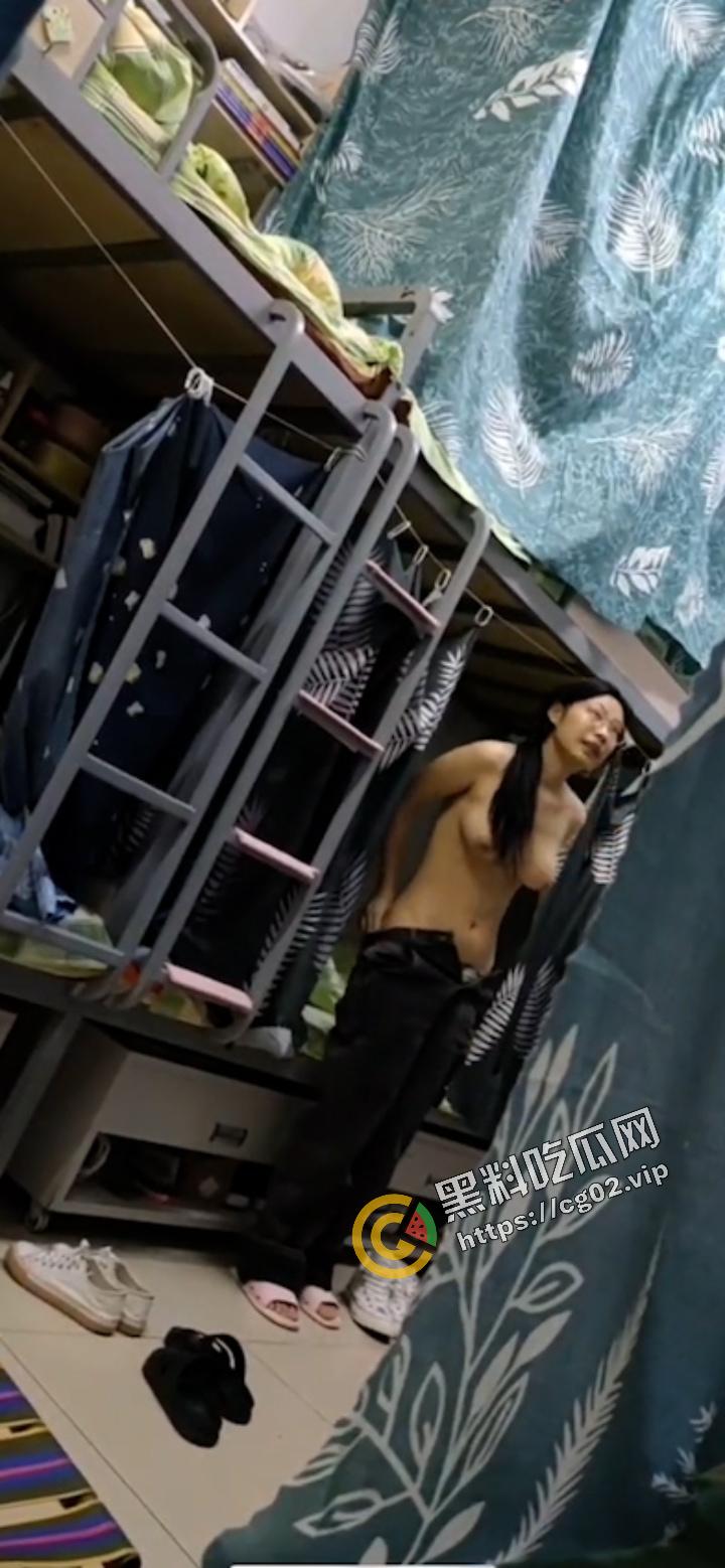 偷拍女生宿舍  大奶眼镜妹 防火防盗还要防变态室友-1