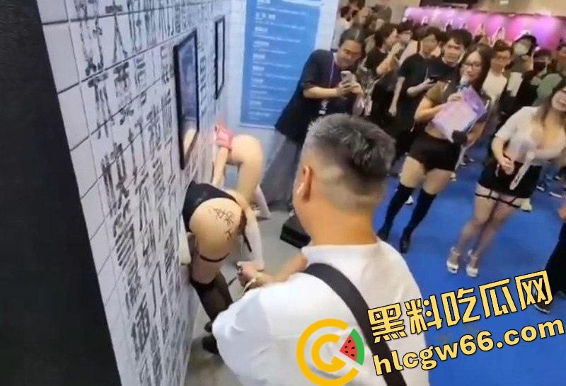 台湾成人博览会2025现场开放SM互动,女优撅臀任抽打当肉便器,屁股写淫字让观众轮番狂抽!-6