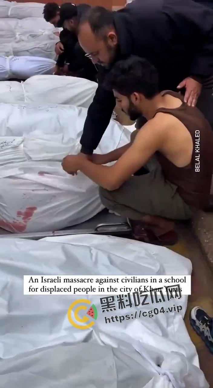 现场画面！血流成河 以色列轰炸加沙南部驻留有大量难民的学校  造成大量伤亡 尸体堆积如山 遍地鲜血-5