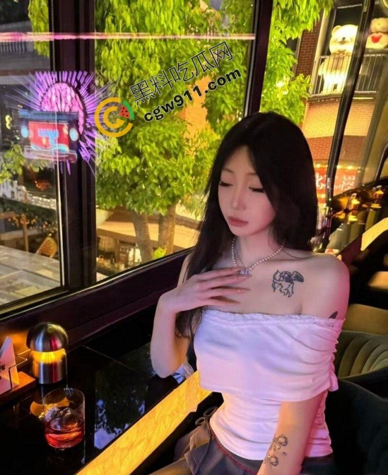 湖南长沙蓝调酒吧前台【李玉瑶】激情3P视频流出:娇美尤物被双雄轮奸至天明,精尽肉软,酣战无极限-3