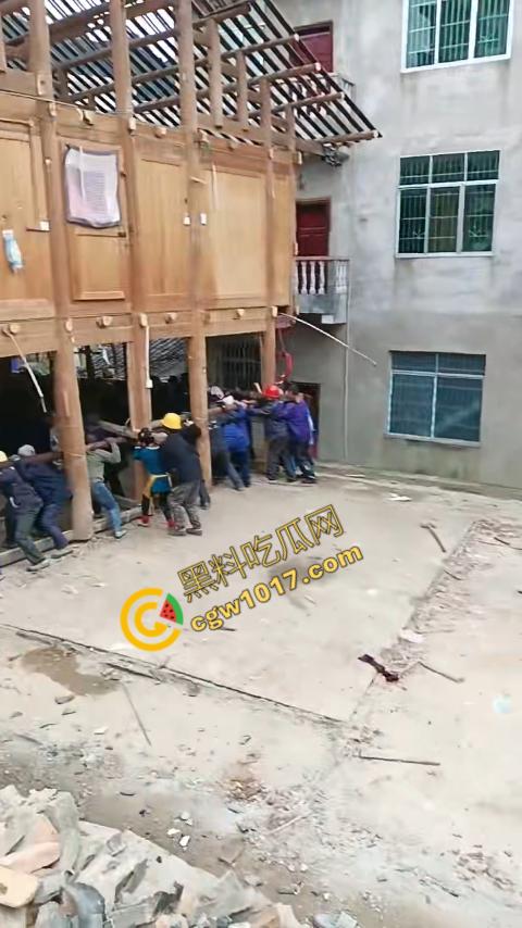 贵州黔东南搬家视频火爆全网，众人合力将房屋搬走，离谱骚操作看呆网友，直呼这才是真正的“搬家”！-9