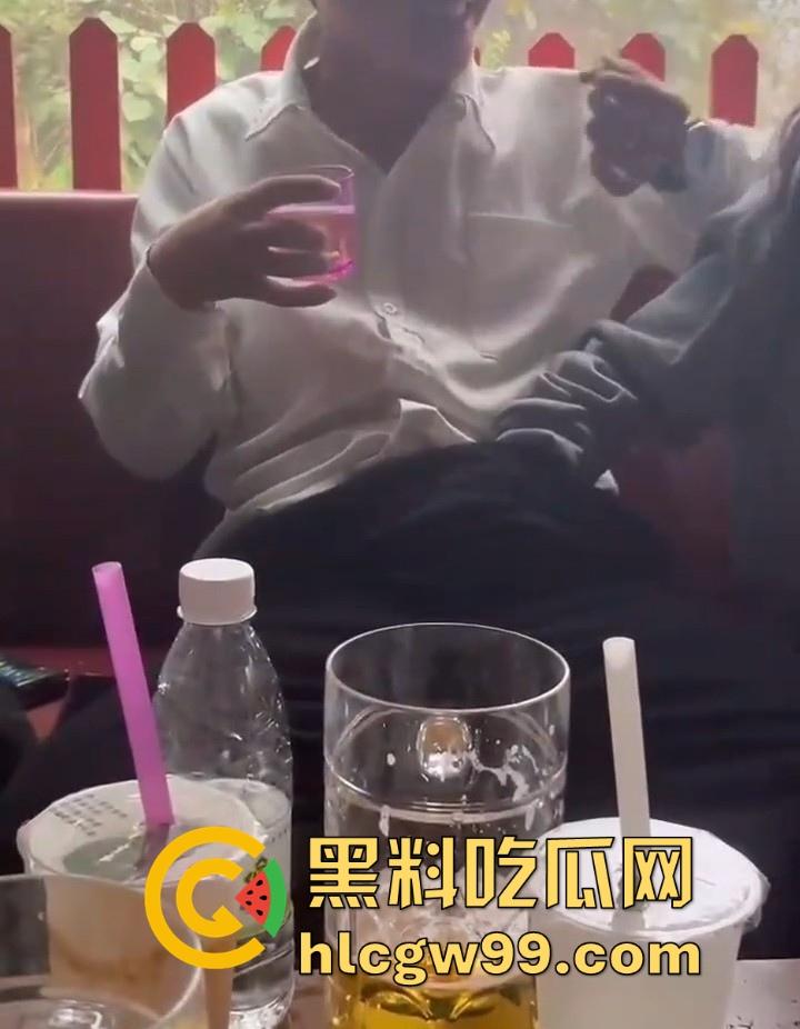 两小仙女在餐桌上抢着摸男人鸡巴,当众掏出鸡巴撸管,正所谓旱的旱死,涝的涝死。-3