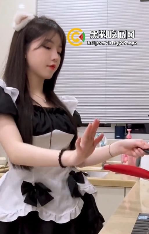 抖音280万粉清纯女神【天降之雯】最新一弹,露脸抖奶喷水湿床,绝美反差婊把舔狗耍得团团转!-2