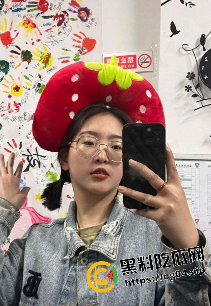 云南民族大学大一新生【赵梦颖】军训后就直接被学长拿下一血 前男友恋爱三年连个二垒都没上 不愧戴眼镜 就是闷骚-3