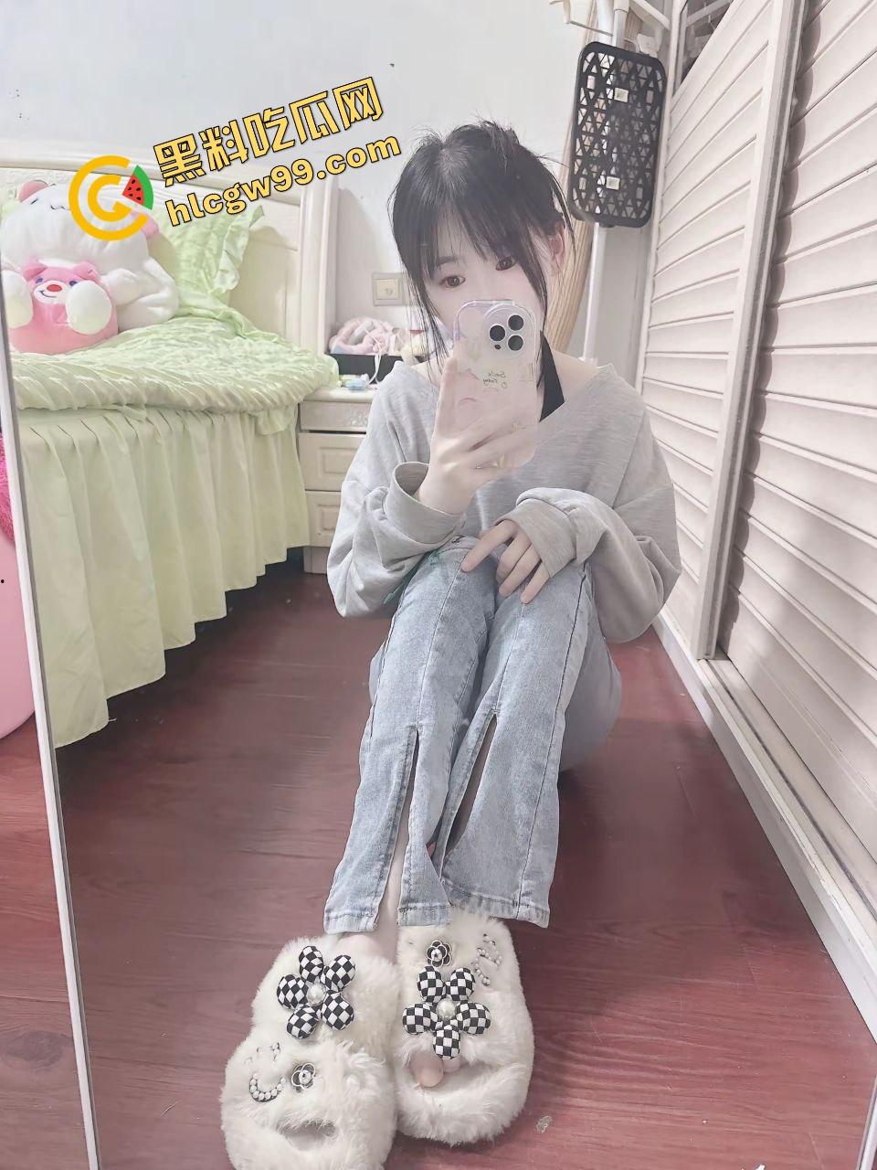 湖北艺术职业学院苗条嫩妹【张蓉】卫生间发骚自拍露奶诱惑,上小便拉尿淫荡私拍!独家曝光流出!-2