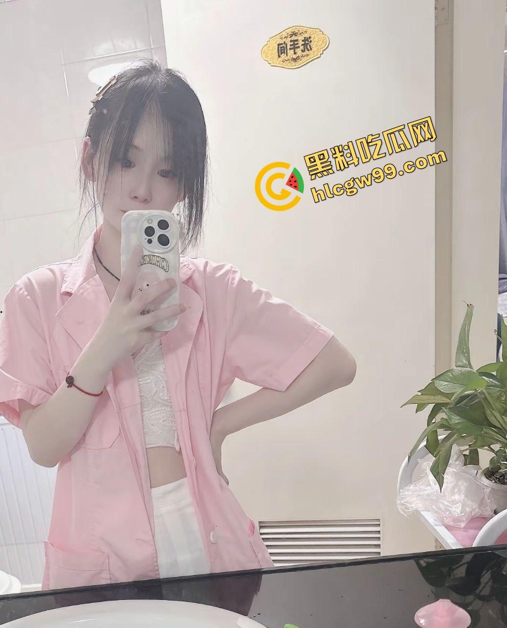 湖北艺术职业学院苗条嫩妹【张蓉】卫生间发骚自拍露奶诱惑,上小便拉尿淫荡私拍!独家曝光流出!-3