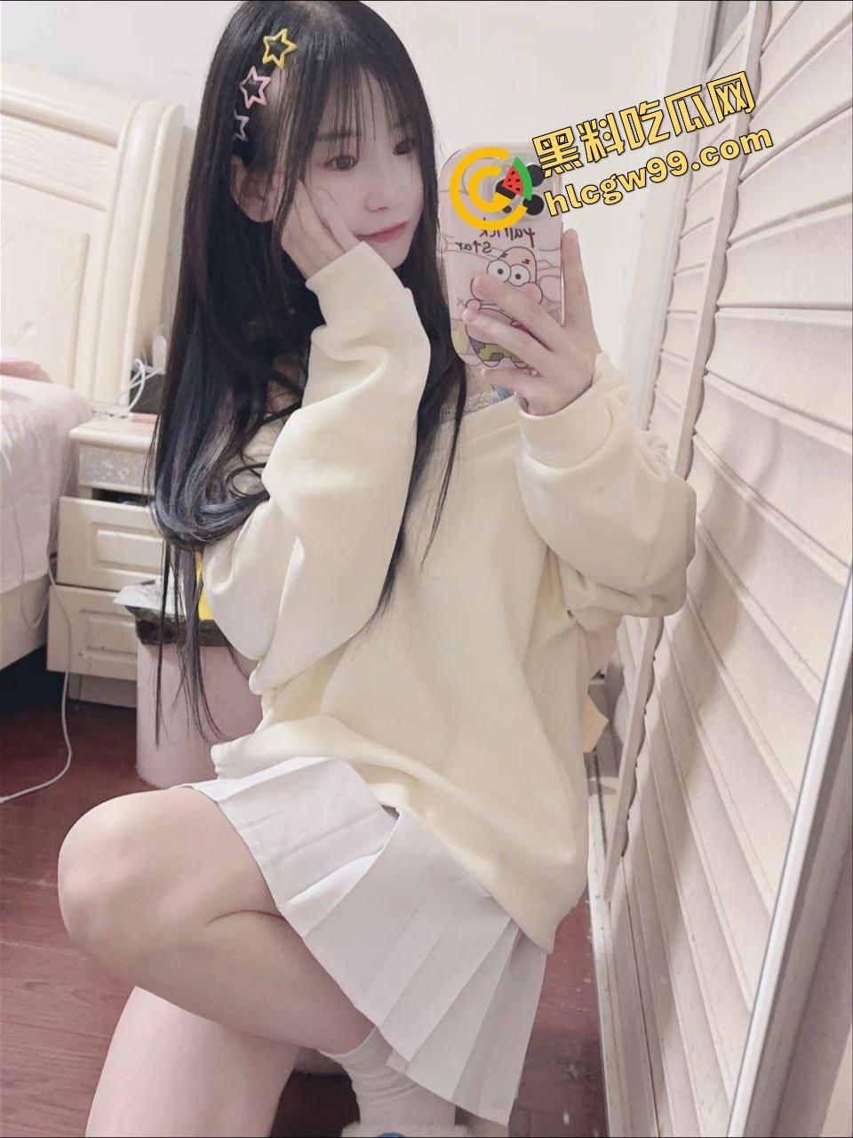 湖北艺术职业学院苗条嫩妹【张蓉】卫生间发骚自拍露奶诱惑,上小便拉尿淫荡私拍!独家曝光流出!-4