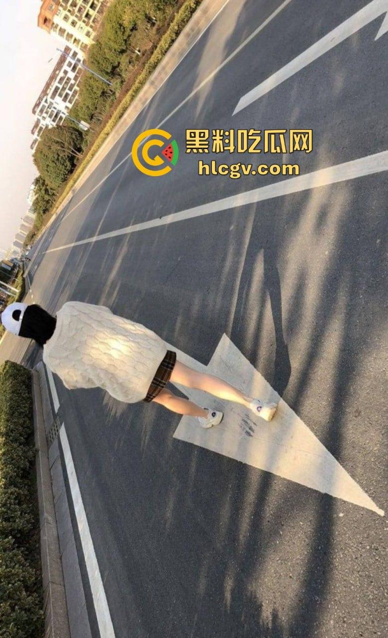 南充美女【李婉钰】被前男友曝光私密视频！黑丝长腿玩兴跳，长棍插穴骚气爆棚！-6