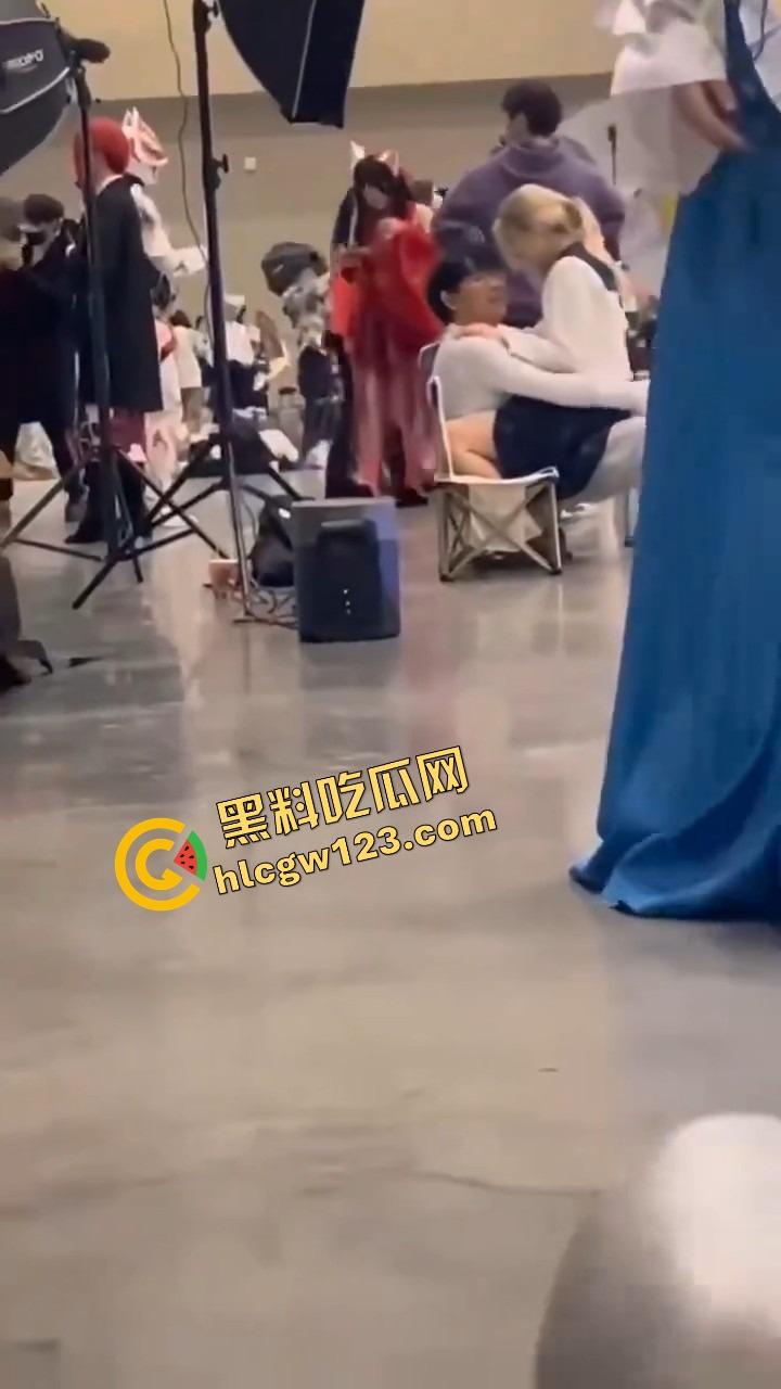 漫展烧鸡又作妖，重庆地平线漫展JK骚妹现场野战男友，COS界直接开操，裙底做爱全场围观！-10