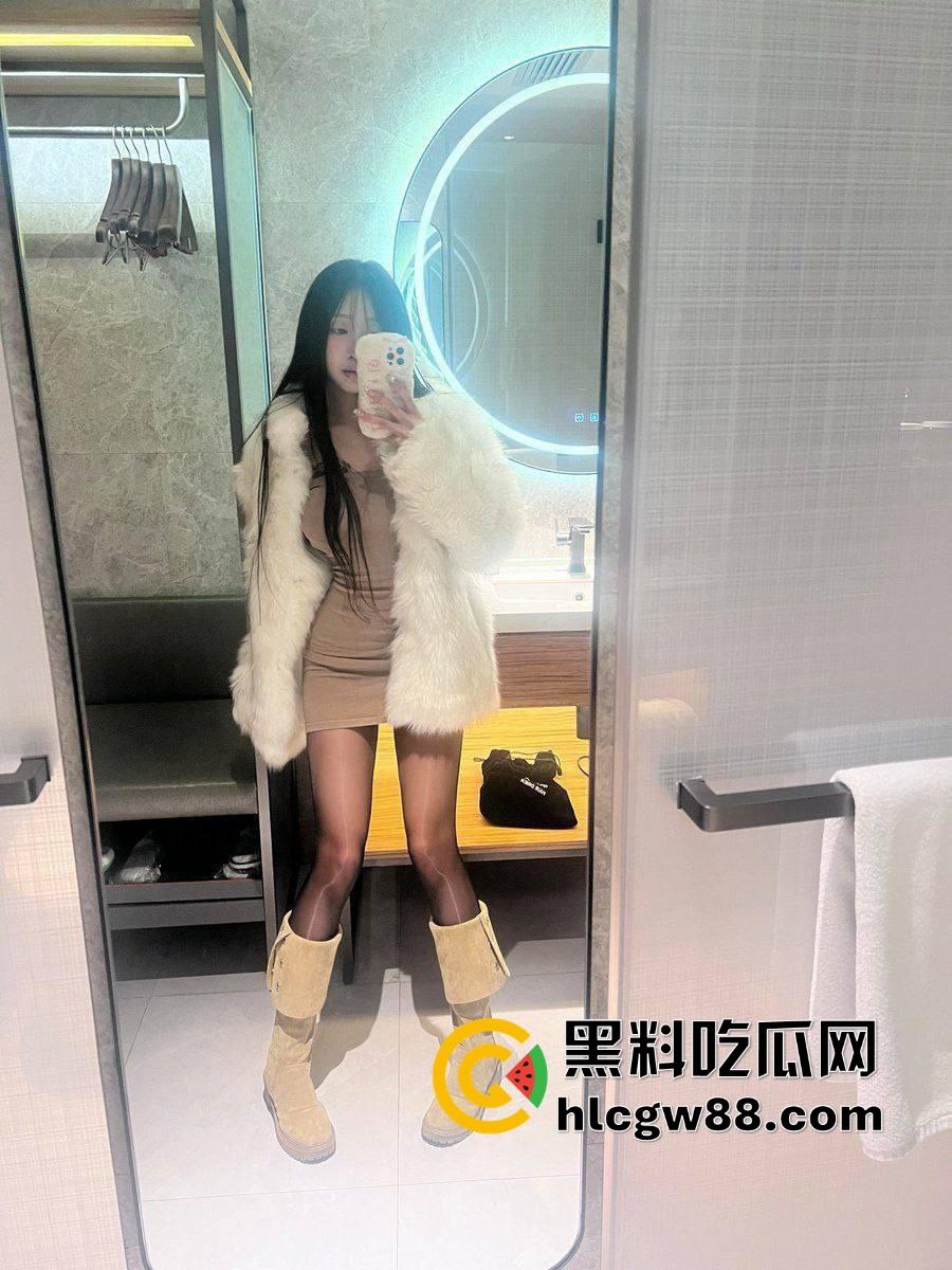 天水高颜值小萝莉【雷焦俞】白嫩清纯颜值顶天,胸前机场略拉胯,酒店跟男友打炮被后入偷拍!-3