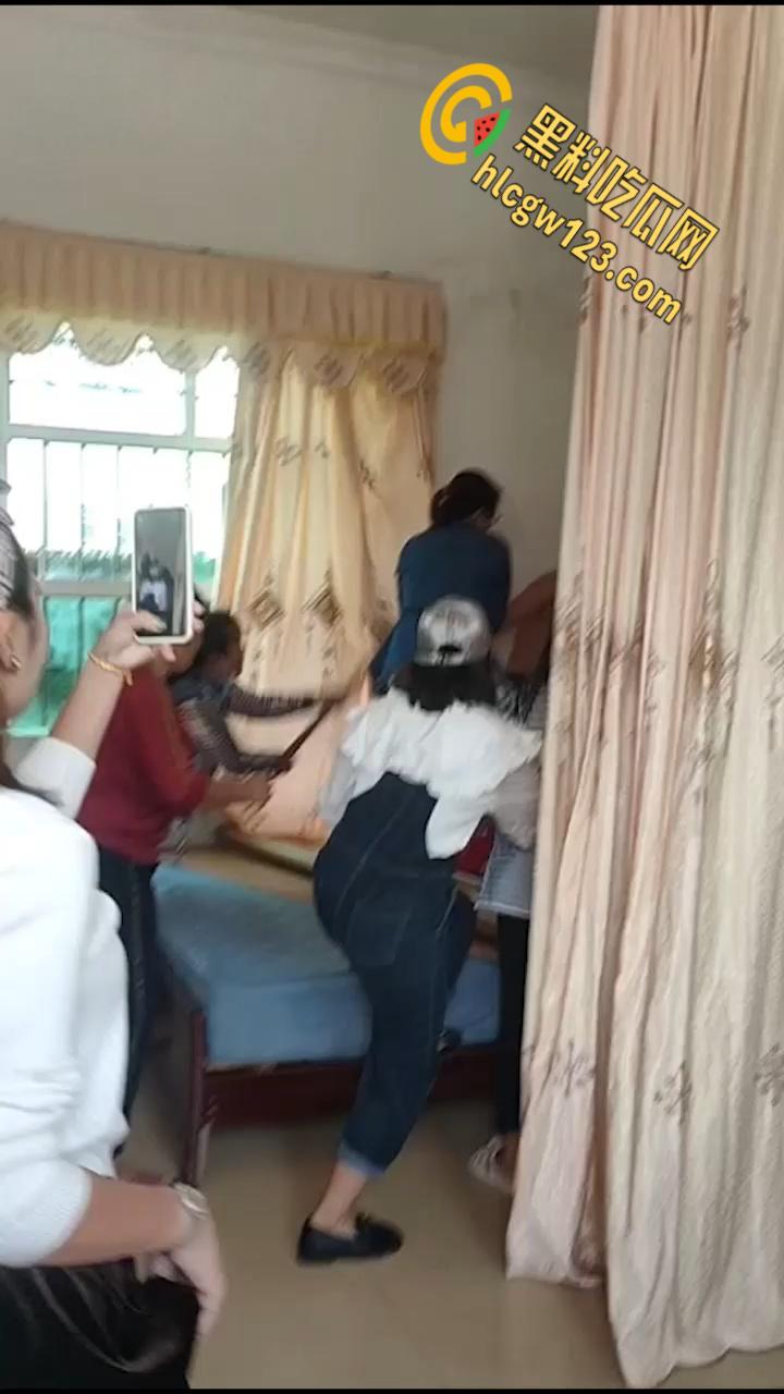 小伙嫖大妈被抓现行,大妈儿子叫来全村人暴打,小伙挺讲义气将大妈死死护在身下-1