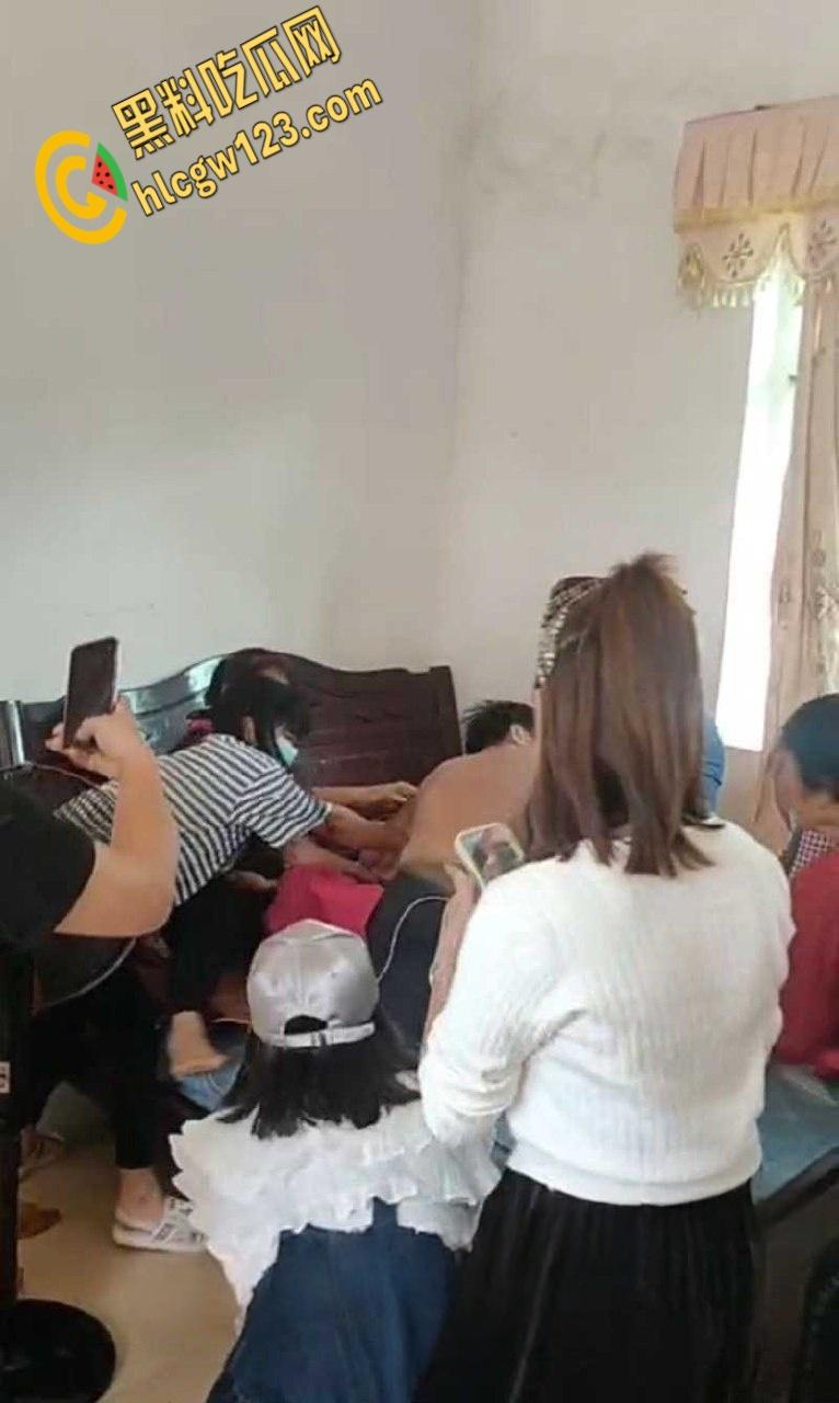 小伙嫖大妈被抓现行,大妈儿子叫来全村人暴打,小伙挺讲义气将大妈死死护在身下-3