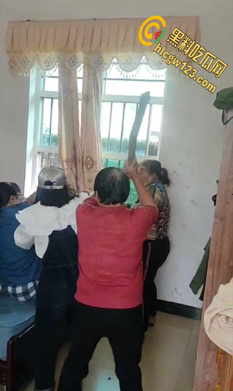 小伙嫖大妈被抓现行,大妈儿子叫来全村人暴打,小伙挺讲义气将大妈死死护在身下-6