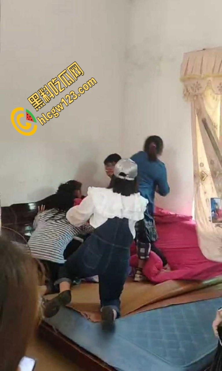 小伙嫖大妈被抓现行,大妈儿子叫来全村人暴打,小伙挺讲义气将大妈死死护在身下-7