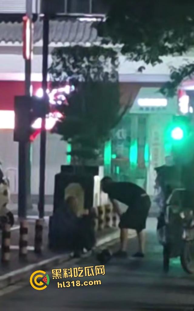 河南栾川县畜牲交警暴打拾荒老人!头盔狂砸血流满面,路人教练怒摔制服!-2