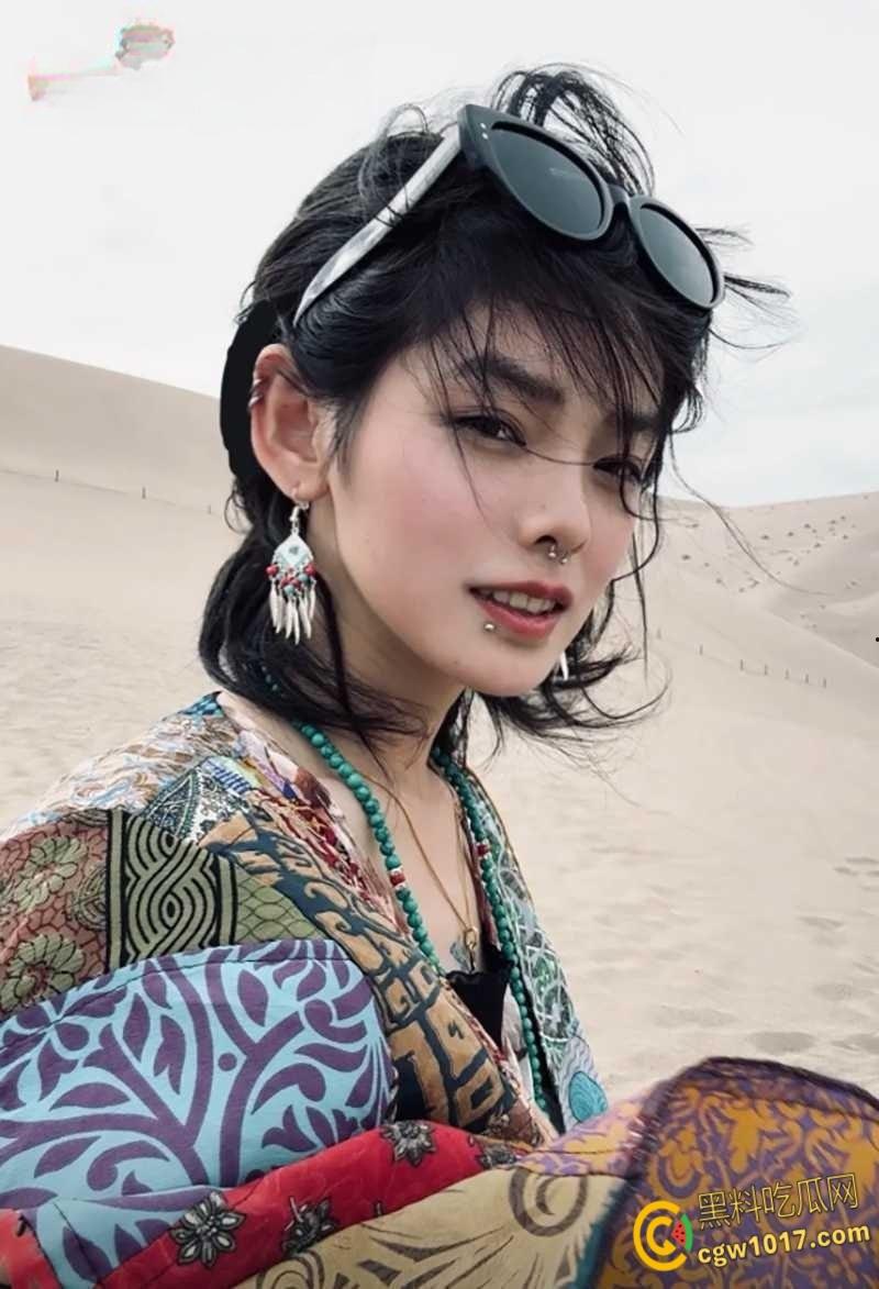 武汉龙华学院校花【陈雯晶】，俏丽女神性瘾难耐，晒淫照撩汉约炮 ，多毛骚穴搭开档黑丝堪称绝配！-3