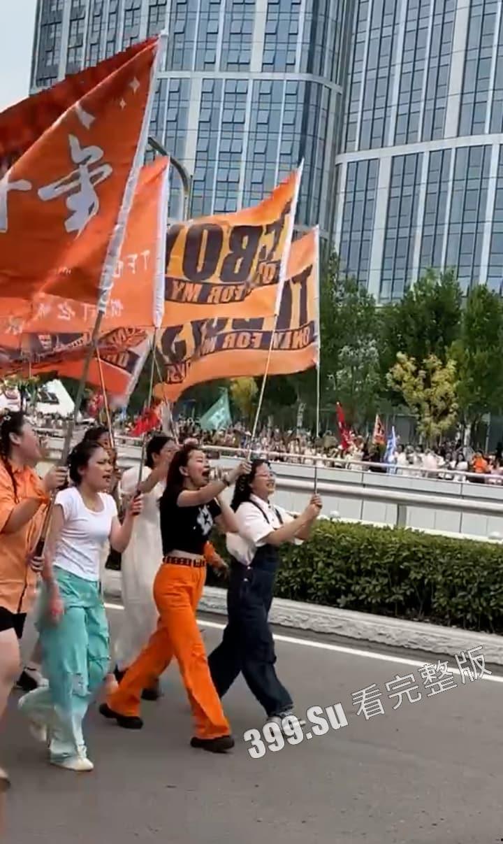 TFBOYS十周年演唱会女粉图鉴  并向抗洪一线的人民子弟兵致敬！-14