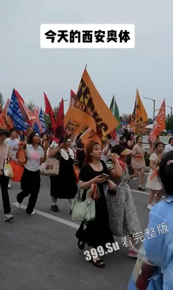 TFBOYS十周年演唱会女粉图鉴  并向抗洪一线的人民子弟兵致敬！-16