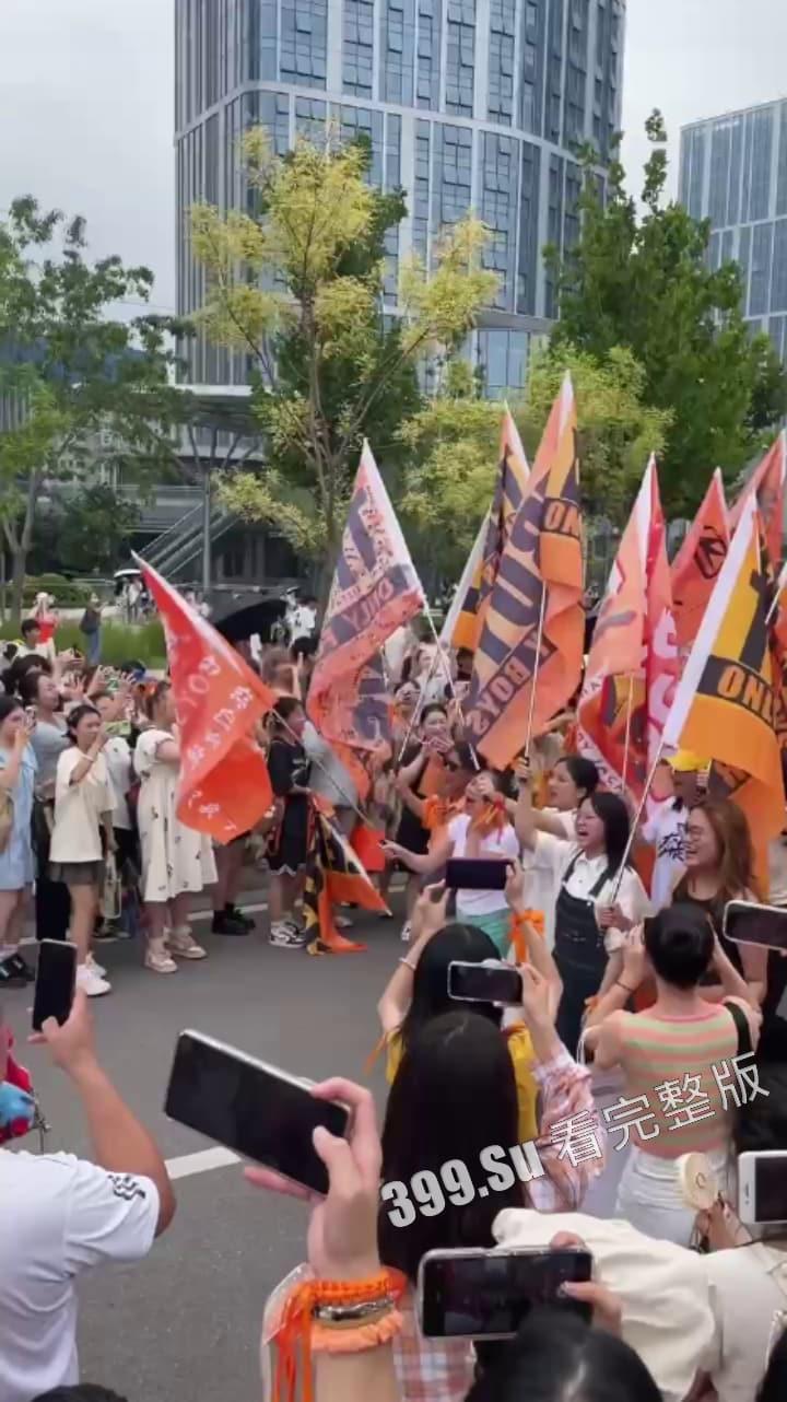 TFBOYS十周年演唱会女粉图鉴  并向抗洪一线的人民子弟兵致敬！-17