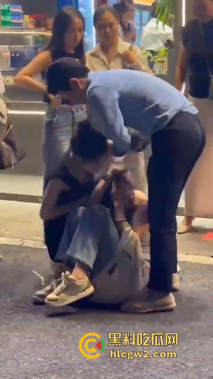 杭州街头正妻当众暴揍小三！揪住头发狂甩耳光 这场面真叫一个解气！-3