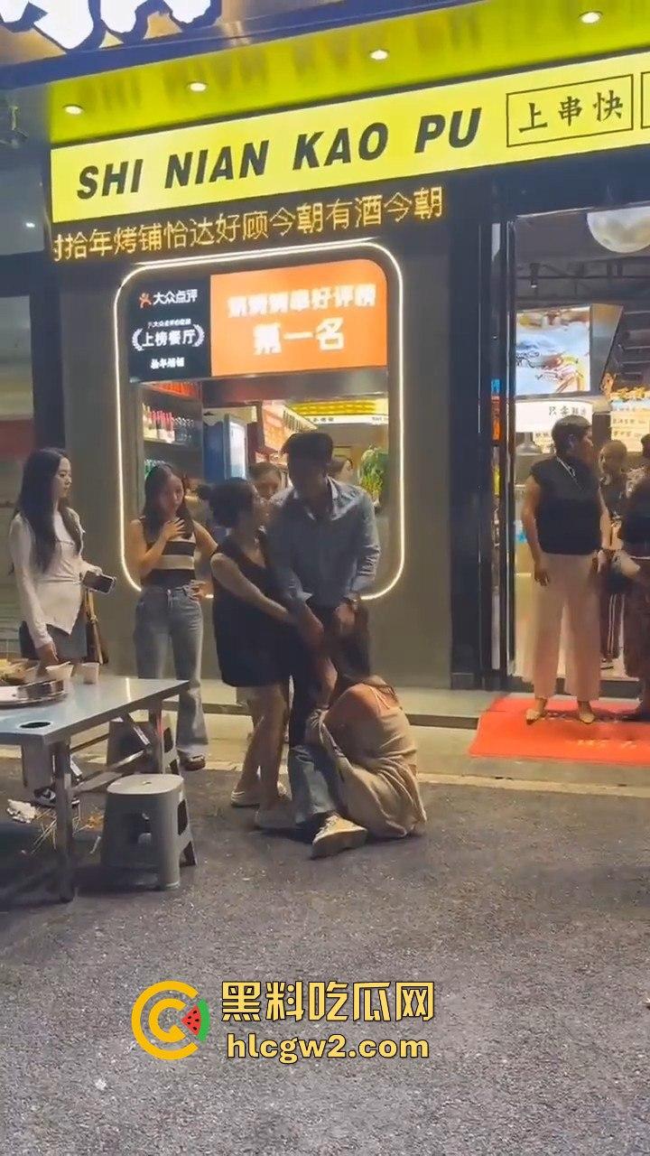 杭州街头正妻当众暴揍小三！揪住头发狂甩耳光 这场面真叫一个解气！-5