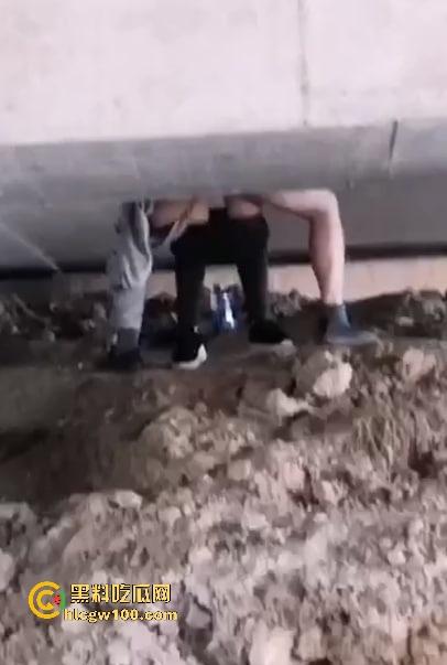 桥下风景大不同,钓鱼佬好不容易休假钓鱼,结果撞见野战现场,鱼没钓到兴趣全被别的勾走了!-9