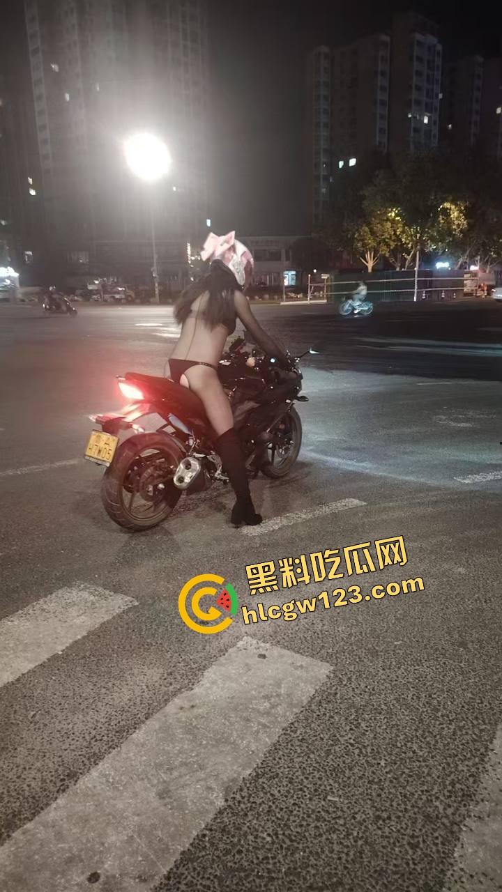 午夜飙车逼味四溢！山东黑丝女骑丁字裤上阵，翘臀弹震惊路人，骑友含泪冲刺鸡巴立正尾随！-3
