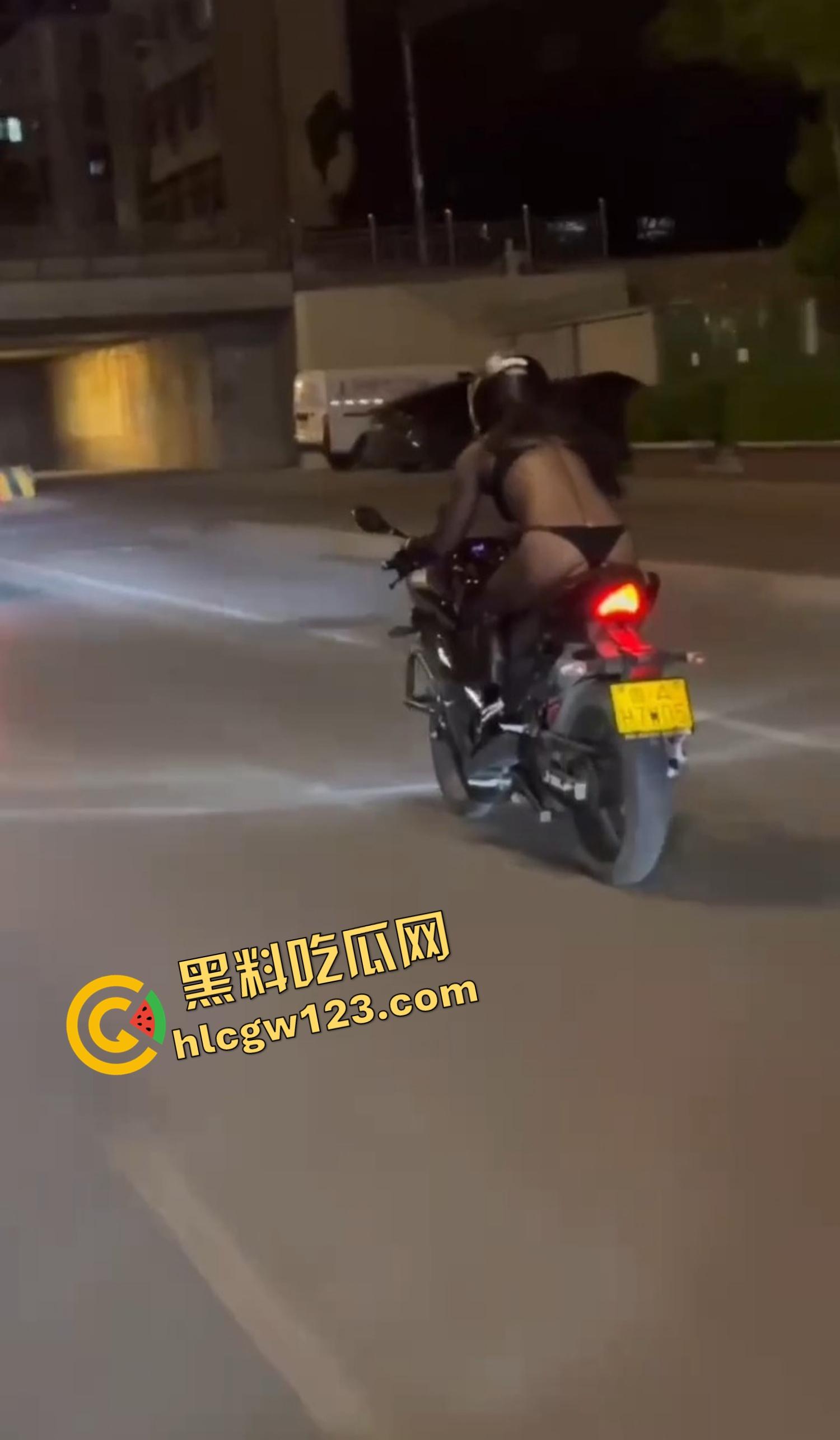 午夜飙车逼味四溢！山东黑丝女骑丁字裤上阵，翘臀弹震惊路人，骑友含泪冲刺鸡巴立正尾随！-11