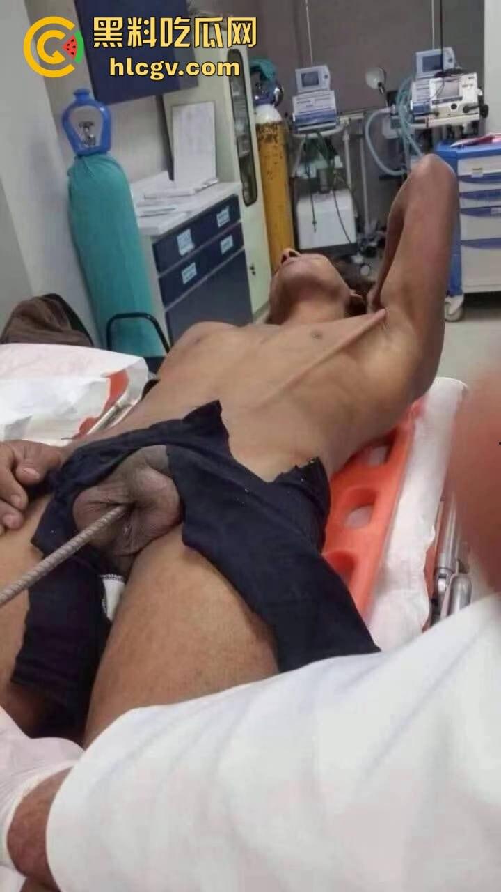 蛋疼!菲律宾工地小哥施工失误被钢管穿蛋而过 命根子保不住了-7