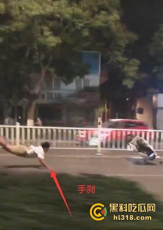 专业鬼火车手为我们评测那种刹车方式最好，臀刹手刹脸刹三种不同的方式，苦练绝技，一般人请勿模仿！-5