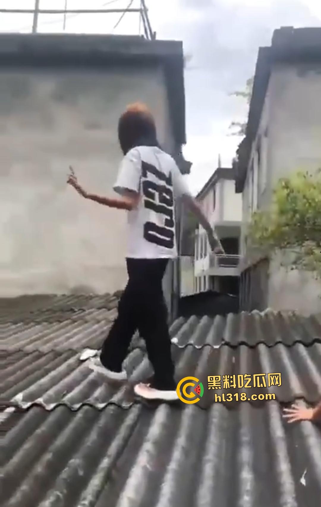 集美组团偷芒果翻车！白衣女孩瓦房“跳关”坠落陷阱，谁知这却是房主故意的陷阱！-1