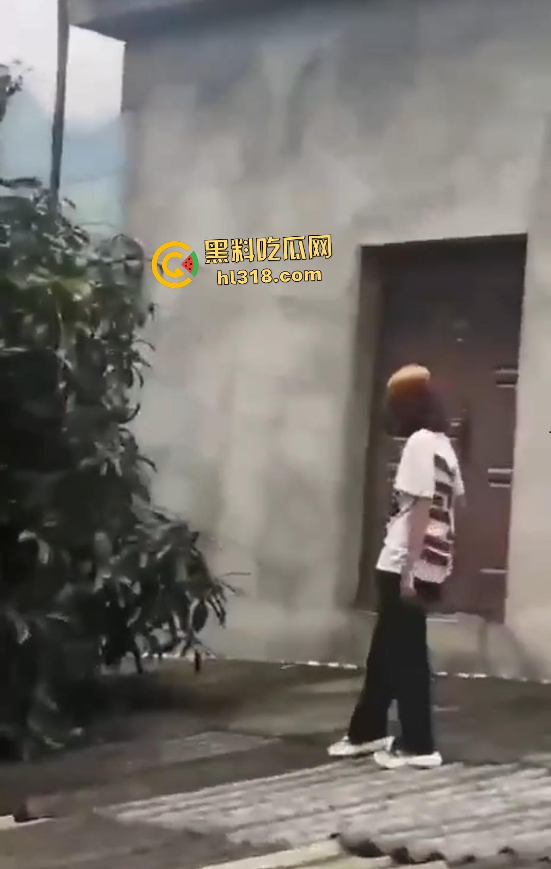 集美组团偷芒果翻车！白衣女孩瓦房“跳关”坠落陷阱，谁知这却是房主故意的陷阱！-3