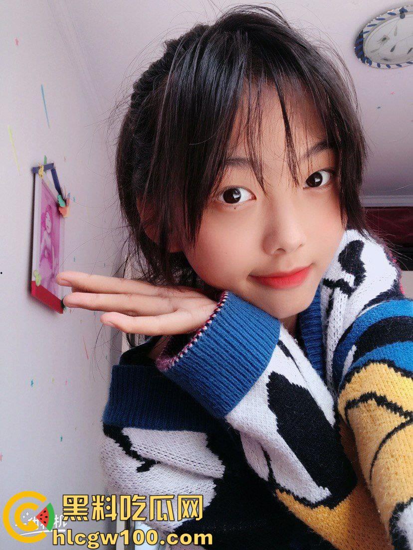 06年河北高三舞蹈系清纯嫩妹【戚畔】,黑丝一字马自慰跪地叫爸爸,揉胸自慰厕所喝尿-6