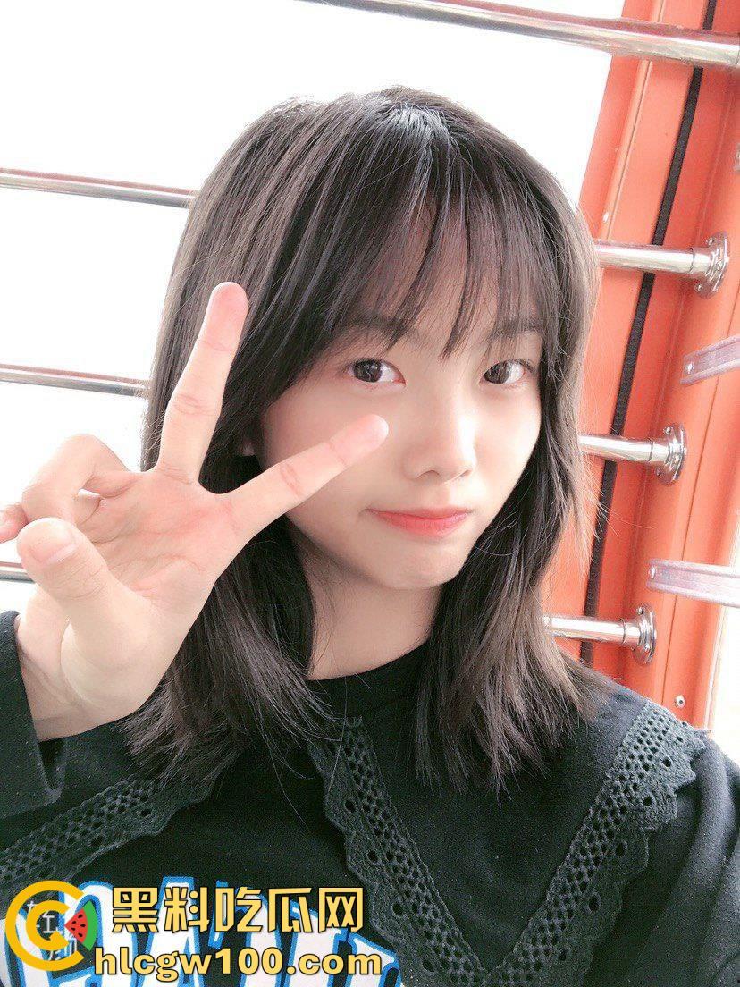 06年河北高三舞蹈系清纯嫩妹【戚畔】,黑丝一字马自慰跪地叫爸爸,揉胸自慰厕所喝尿-8