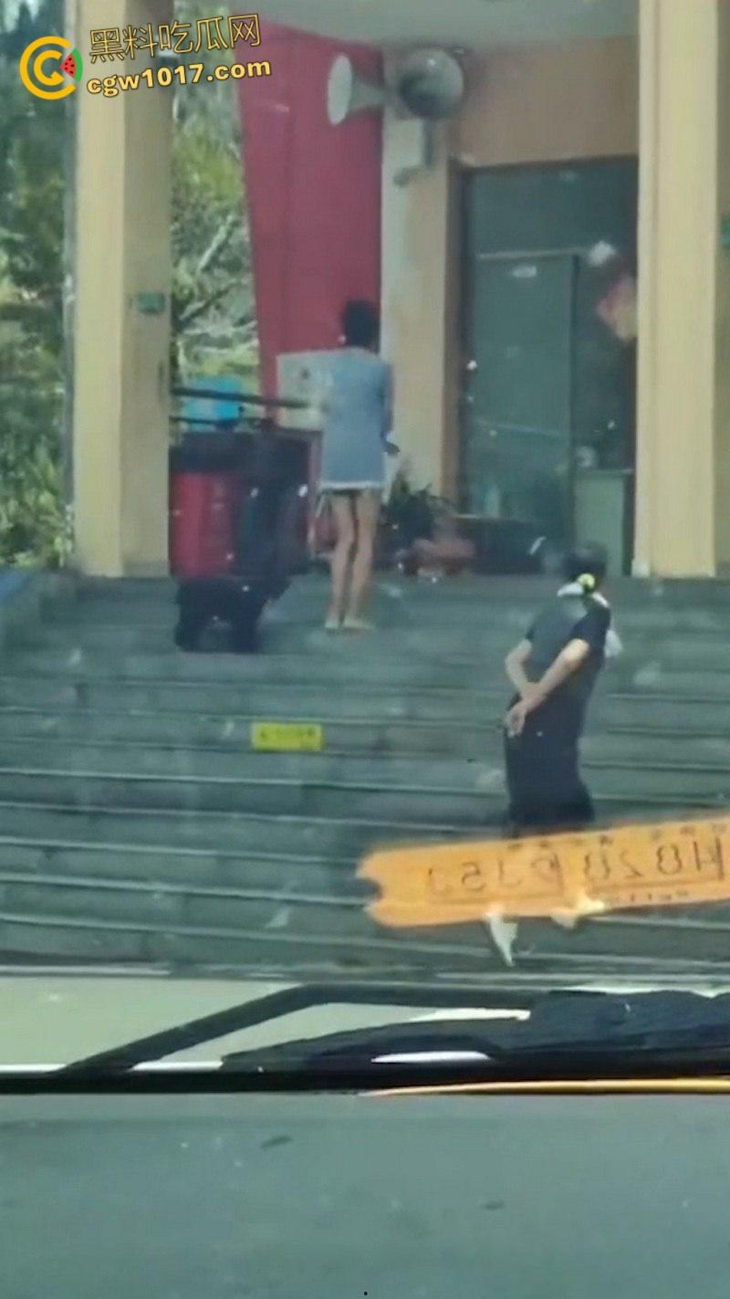 四川石棉高速服务区小猿泰山锅巴,高学历父母不给穿衣上户口,男孩爬食地摊剩饭,这父母真是禽兽不如!-7