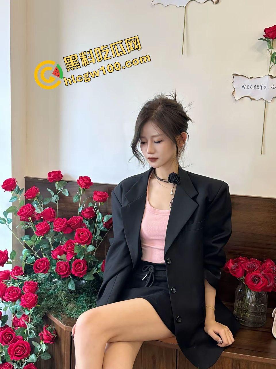 上海多金大哥约炮反差拜金骚鸡『余清思』开奥迪RS成功得吃 车上抠逼酒店操逼 淫乱邂逅独家曝光流出！-4