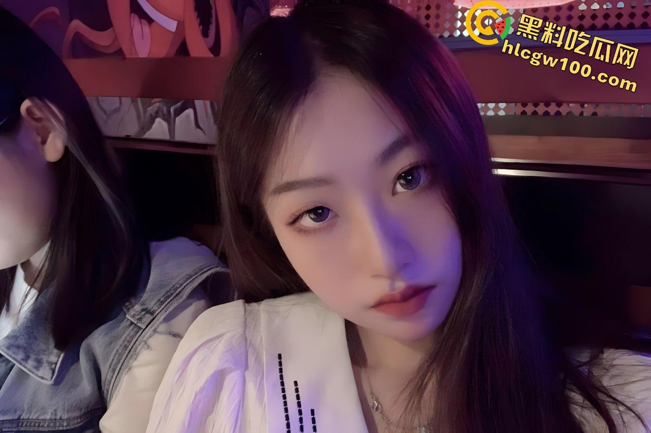 “三不娶”之宁夏中宁阳光幼儿园幼师【杜婧婧】,被网友调教在宿舍展示美腿骚穴福利视频流出-4