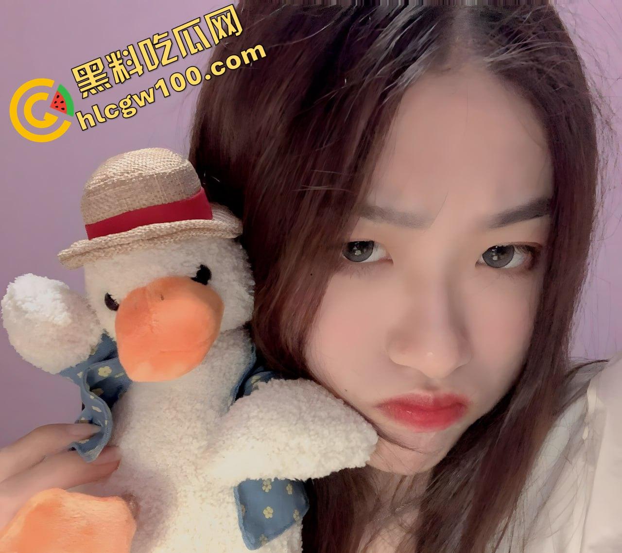 “三不娶”之宁夏中宁阳光幼儿园幼师【杜婧婧】,被网友调教在宿舍展示美腿骚穴福利视频流出-5