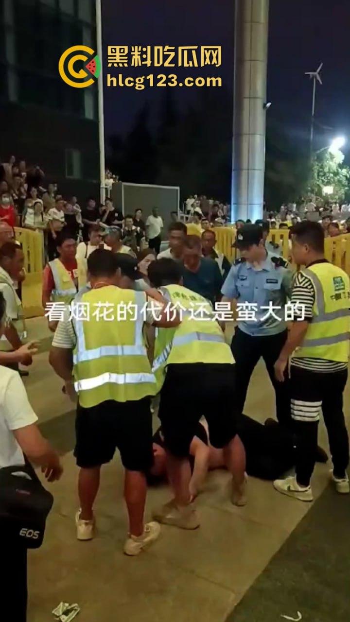 城市打拳挑战赛武汉烟花秀哪有打架好看!“一场烟花秀展现出中国人的百态”-3