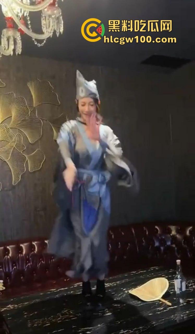 KTV都开始玩济公主题夜了?破衣拖鞋扮和尚,酒瓶换袈裟,点歌附送疯癫体验,降龙十八掌都能搞成喝酒互动?-2