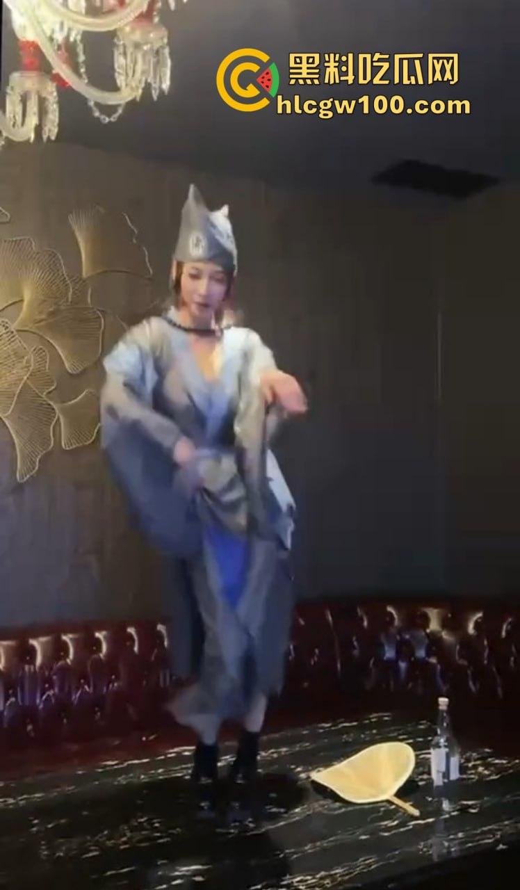 KTV都开始玩济公主题夜了?破衣拖鞋扮和尚,酒瓶换袈裟,点歌附送疯癫体验,降龙十八掌都能搞成喝酒互动?-4