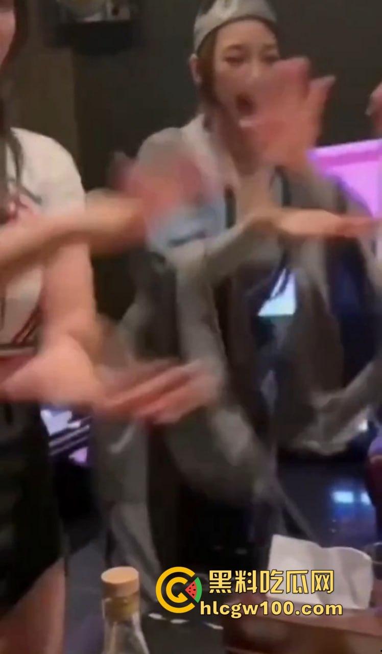 KTV都开始玩济公主题夜了?破衣拖鞋扮和尚,酒瓶换袈裟,点歌附送疯癫体验,降龙十八掌都能搞成喝酒互动?-9