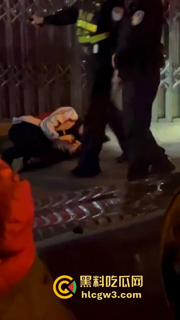 围观骚鸡无故被砍！柳州乐群路鸡婆被调戏 竟拿关刀砍死看热闹的吃瓜学生 ！死的好冤！-6