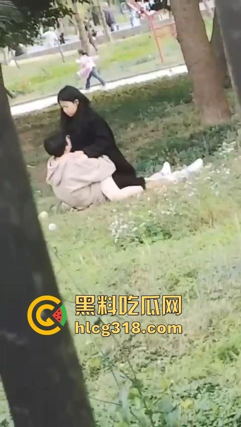 高颜值情侣公园草地野战!女上男下疯狂骑乘,精虫上脑了直接无视众人就是干呗!-5