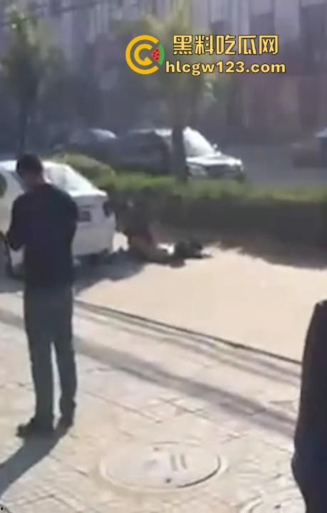 大爷大妈马路边激情做爱 被围观群众怼脸拍摄 吓的大爷连忙起身提裤子 大妈全裸状态还一脸懵逼!-1