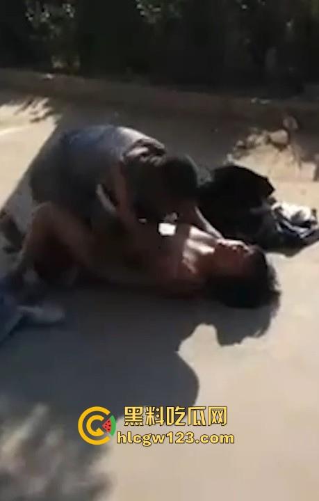 大爷大妈马路边激情做爱 被围观群众怼脸拍摄 吓的大爷连忙起身提裤子 大妈全裸状态还一脸懵逼!-3